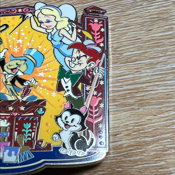 Authentic Disney ⭐️ Jiminy Cricket Silver Enamel Pin with Iconic Characters - Picture 5 of 8